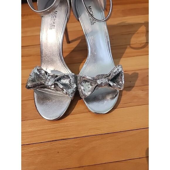 New Michael Kors Paris Patent Leather Sequin Bow PROM Silver Sandals 6M - Picture 3 of 7